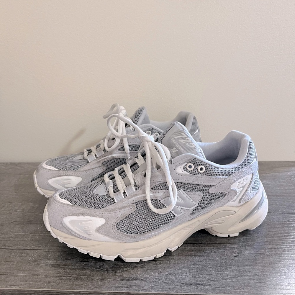 New Balance 725V1 Sneakers
